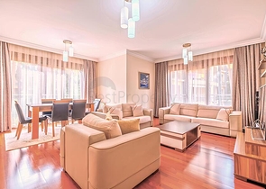 Простора квартира 3 + 1 з окремою кухнею біля моря в центрі Аланії