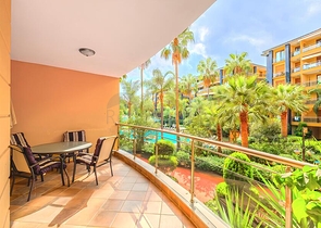 Простора квартира 3 + 1 з окремою кухнею біля моря в центрі Аланії