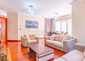 Простора квартира 3 + 1 з окремою кухнею біля моря в центрі Аланії