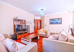 Простора квартира 3 + 1 з окремою кухнею біля моря в центрі Аланії