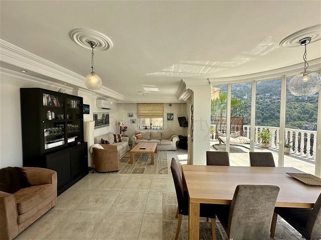 Простора вілла з панорамним видом на море в Аланьї