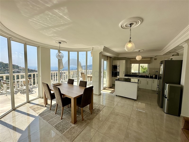 Простора вілла з панорамним видом на море в Аланьї