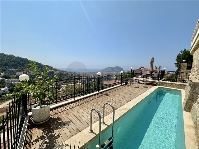 Простора вілла з панорамним видом на море в Аланьї