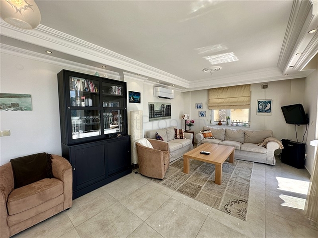 Простора вілла з панорамним видом на море в Аланьї