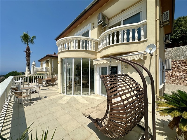 Простора вілла з панорамним видом на море в Аланьї