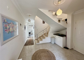 Простора вілла з панорамним видом на море в Аланьї