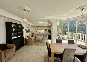 Простора вілла з панорамним видом на море в Аланьї