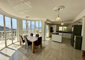 Простора вілла з панорамним видом на море в Аланьї