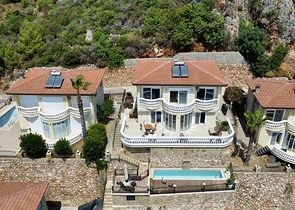 Простора вілла з панорамним видом на море в Аланьї