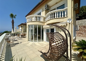 Простора вілла з панорамним видом на море в Аланьї