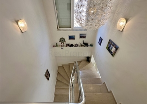 Простора вілла з панорамним видом на море в Аланьї