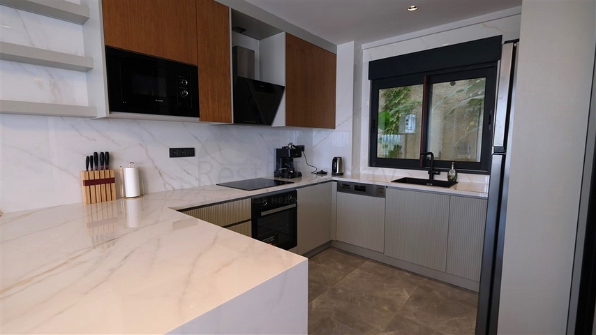 Сучасна вілла з панорамним видом на море в Каргиджаку