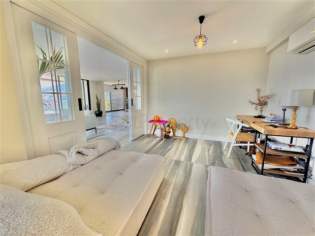 Простора вілла з панорамним видом на море в серці Аланії