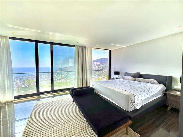 Простора вілла з панорамним видом на море в серці Аланії