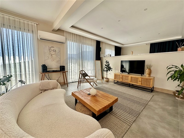 Простора вілла з панорамним видом на море в серці Аланії