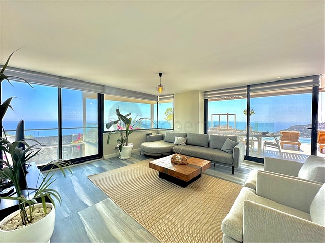 Простора вілла з панорамним видом на море в серці Аланії