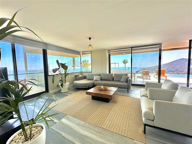 Простора вілла з панорамним видом на море в серці Аланії