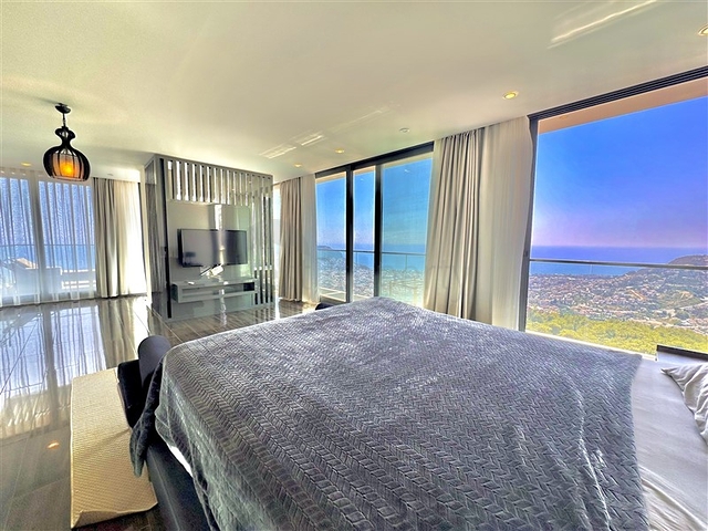 Простора вілла з панорамним видом на море в серці Аланії