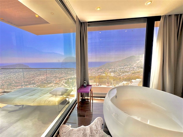 Простора вілла з панорамним видом на море в серці Аланії