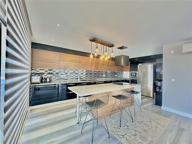 Простора вілла з панорамним видом на море в серці Аланії