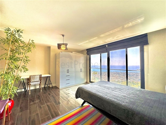 Простора вілла з панорамним видом на море в серці Аланії