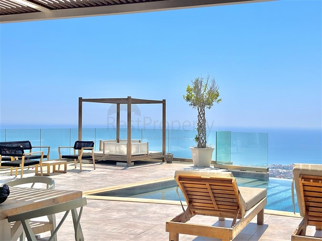 Простора вілла з панорамним видом на море в серці Аланії