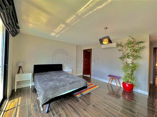 Простора вілла з панорамним видом на море в серці Аланії