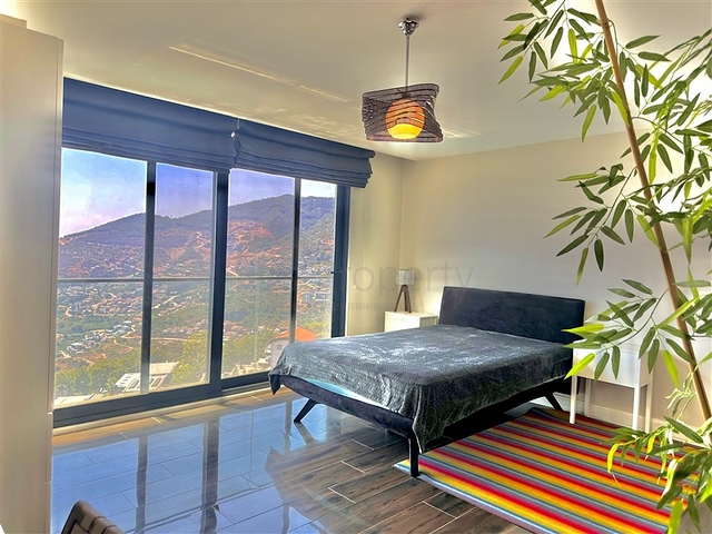 Простора вілла з панорамним видом на море в серці Аланії