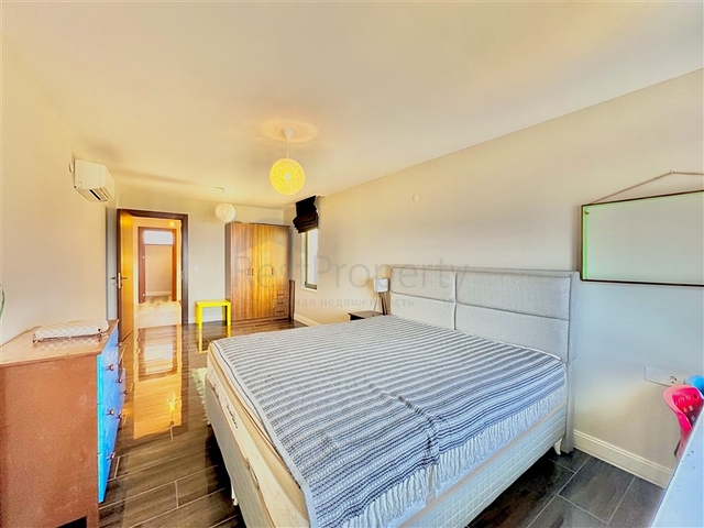 Простора вілла з панорамним видом на море в серці Аланії