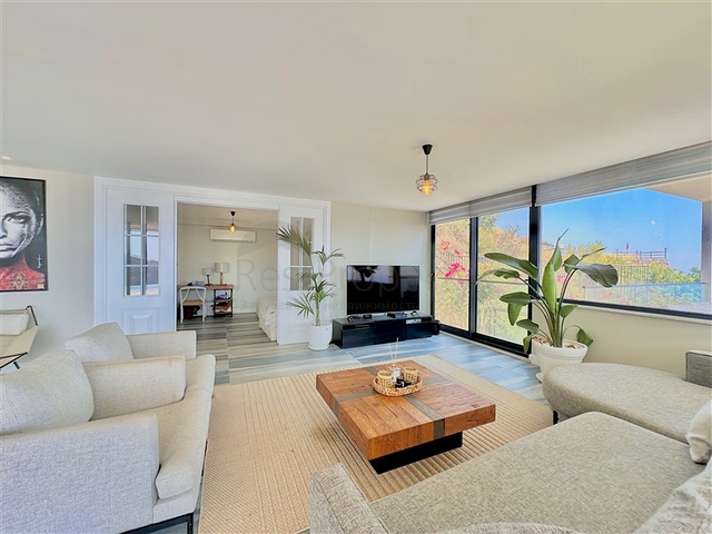 Простора вілла з панорамним видом на море в серці Аланії