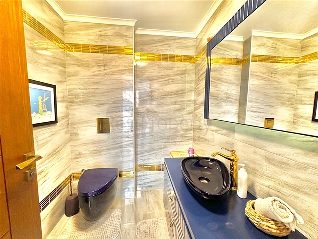 Простора вілла з панорамним видом на море в серці Аланії