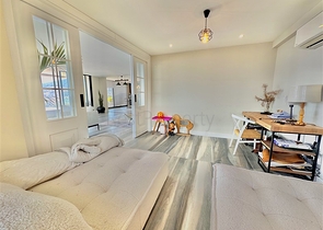 Простора вілла з панорамним видом на море в серці Аланії