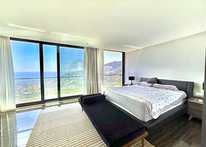 Простора вілла з панорамним видом на море в серці Аланії