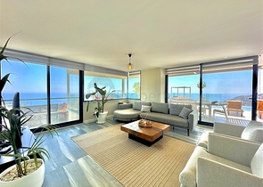 Простора вілла з панорамним видом на море в серці Аланії