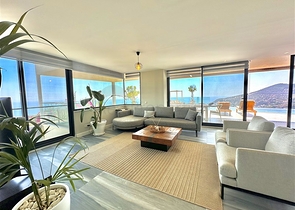 Простора вілла з панорамним видом на море в серці Аланії