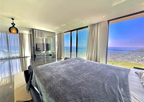 Простора вілла з панорамним видом на море в серці Аланії