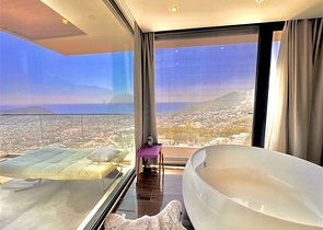 Простора вілла з панорамним видом на море в серці Аланії