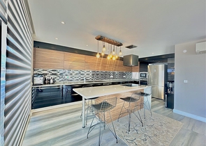 Простора вілла з панорамним видом на море в серці Аланії