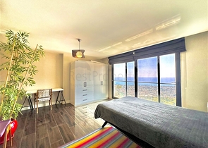 Простора вілла з панорамним видом на море в серці Аланії