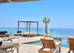 Простора вілла з панорамним видом на море в серці Аланії