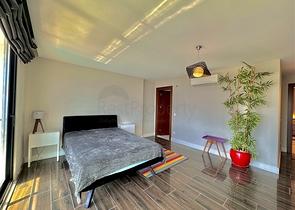 Простора вілла з панорамним видом на море в серці Аланії