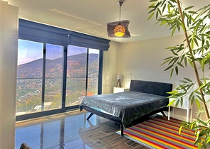 Простора вілла з панорамним видом на море в серці Аланії