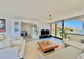 Простора вілла з панорамним видом на море в серці Аланії