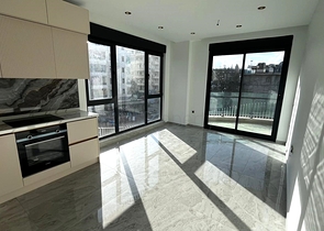 Затишна квартира біля моря з багатою інфраструктурою в Тосмурі