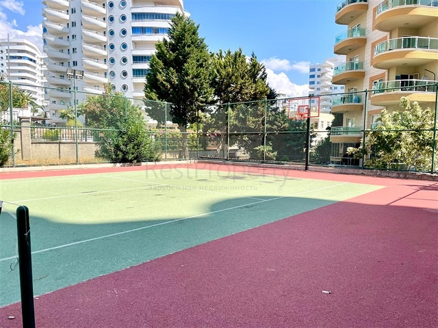 Простора квартира 2 + 1 з басейном і розвиненою інфраструктурою в центрі Махмутлара