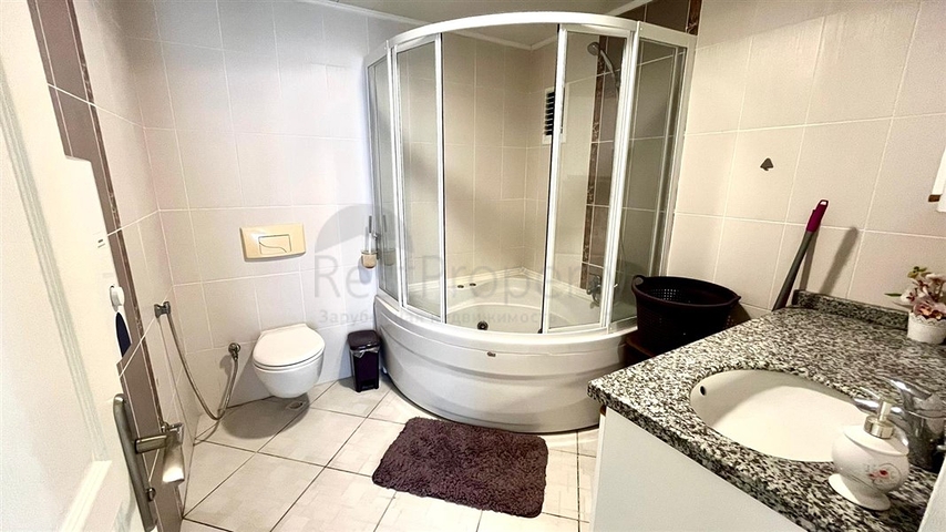 Простора квартира 2 + 1 з басейном і розвиненою інфраструктурою в центрі Махмутлара