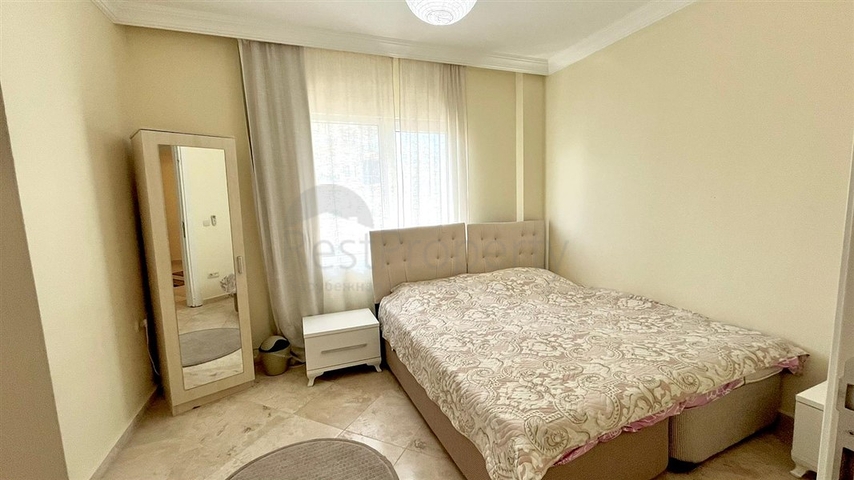 Простора квартира 2 + 1 з басейном і розвиненою інфраструктурою в центрі Махмутлара