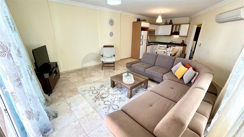 Простора квартира 2 + 1 з басейном і розвиненою інфраструктурою в центрі Махмутлара