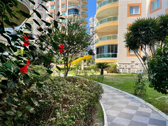 Простора квартира 2 + 1 з басейном і розвиненою інфраструктурою в центрі Махмутлара