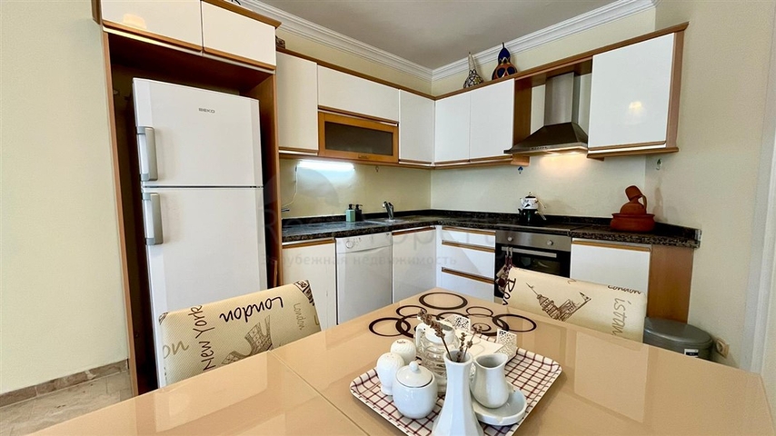 Простора квартира 2 + 1 з басейном і розвиненою інфраструктурою в центрі Махмутлара